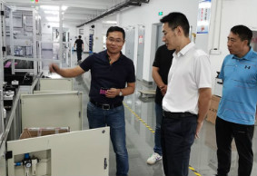縣委常委、副縣長朱洪軍來雅迪設(shè)備考察