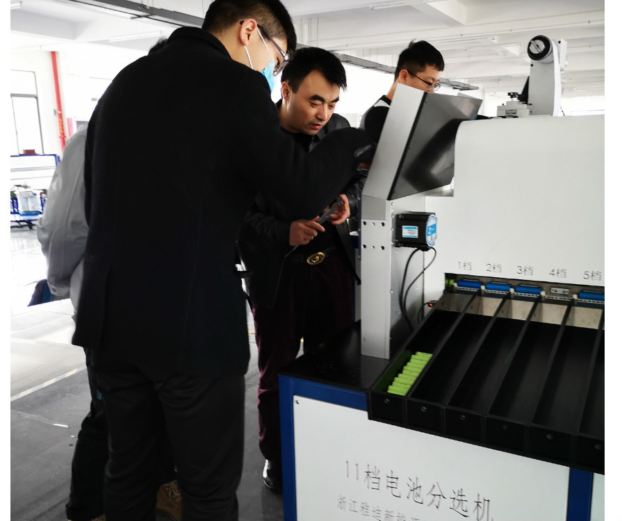 現(xiàn)場操作演示貼青稞紙分選一體機(jī)