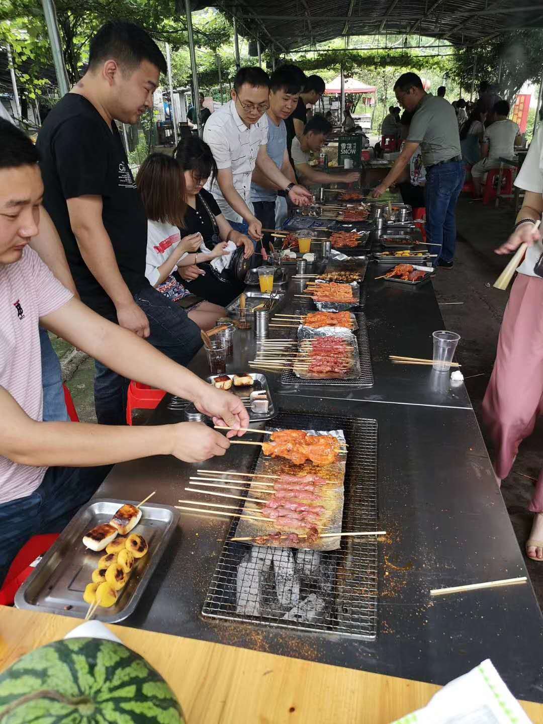 雅迪設(shè)備團(tuán)建燒烤1