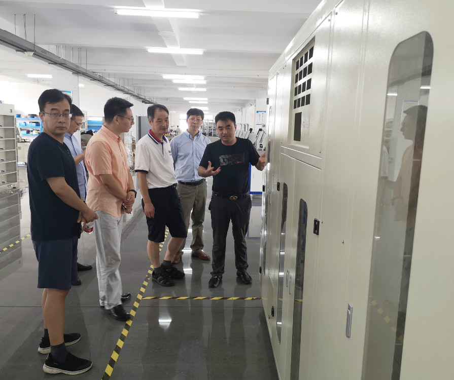參觀充放電老化柜