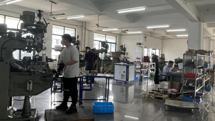 雅迪設(shè)備工廠車間